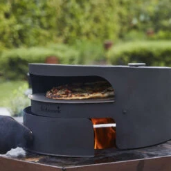 Four à Pizza Dynamic Centre Pour Brasero Nestor Et Jules - Barbecook -Weber Magasin four pizza dynamic centre nestor jules barbecook 5404035708071 2